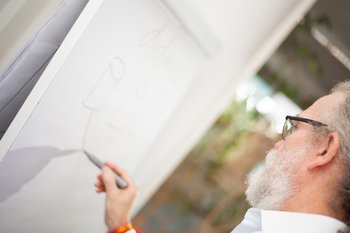 Photo: Peter Gietz drafts a software solution on a whiteboard