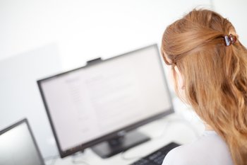 Photo: employee in front of a computer screen