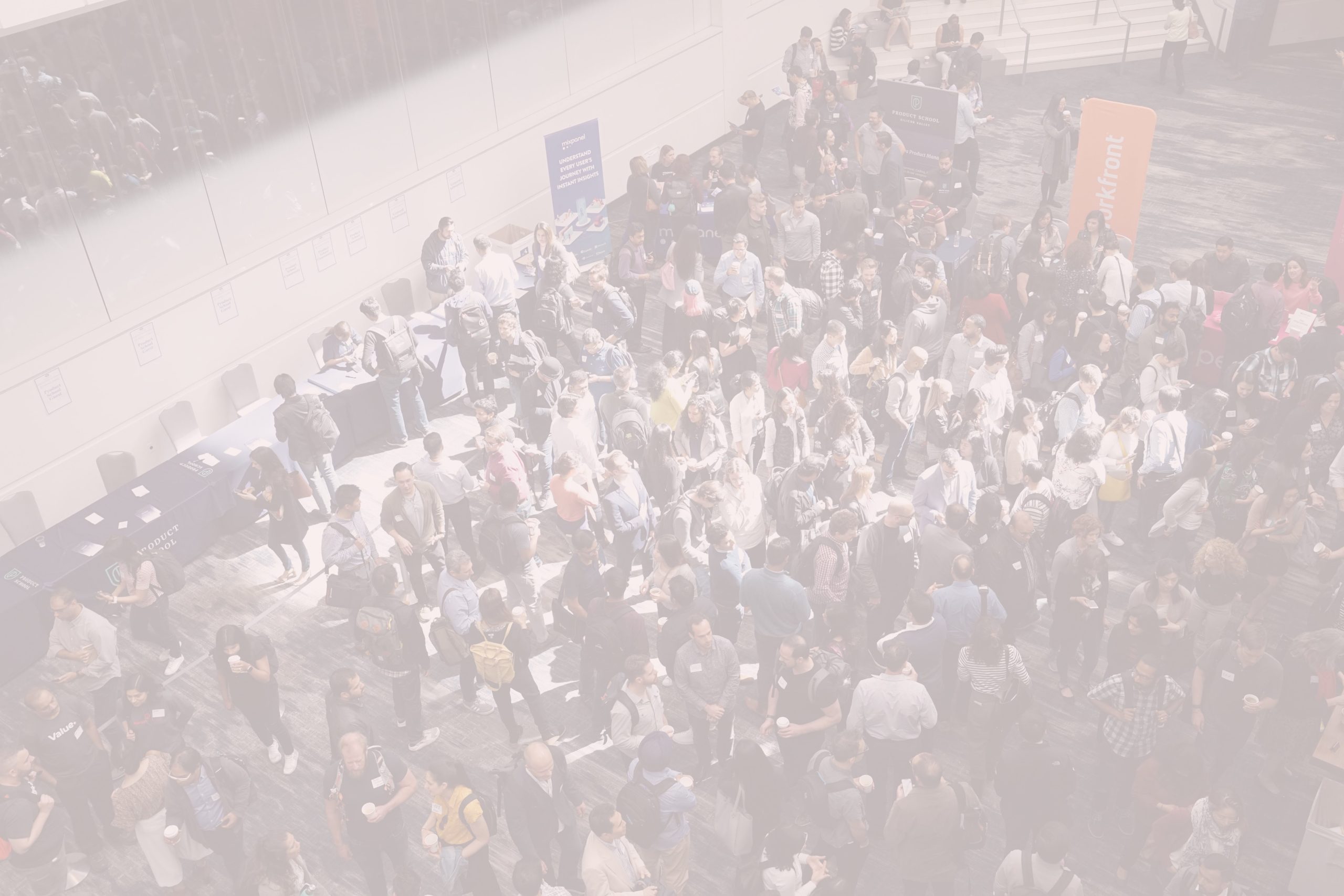 Menschen zu Besuch auf Messe (Stockbild)