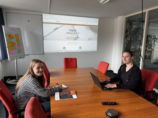 Clara und Jessica besprechen etwas im Konferenzraum beim BOGY-Praktikum bei DAASI International